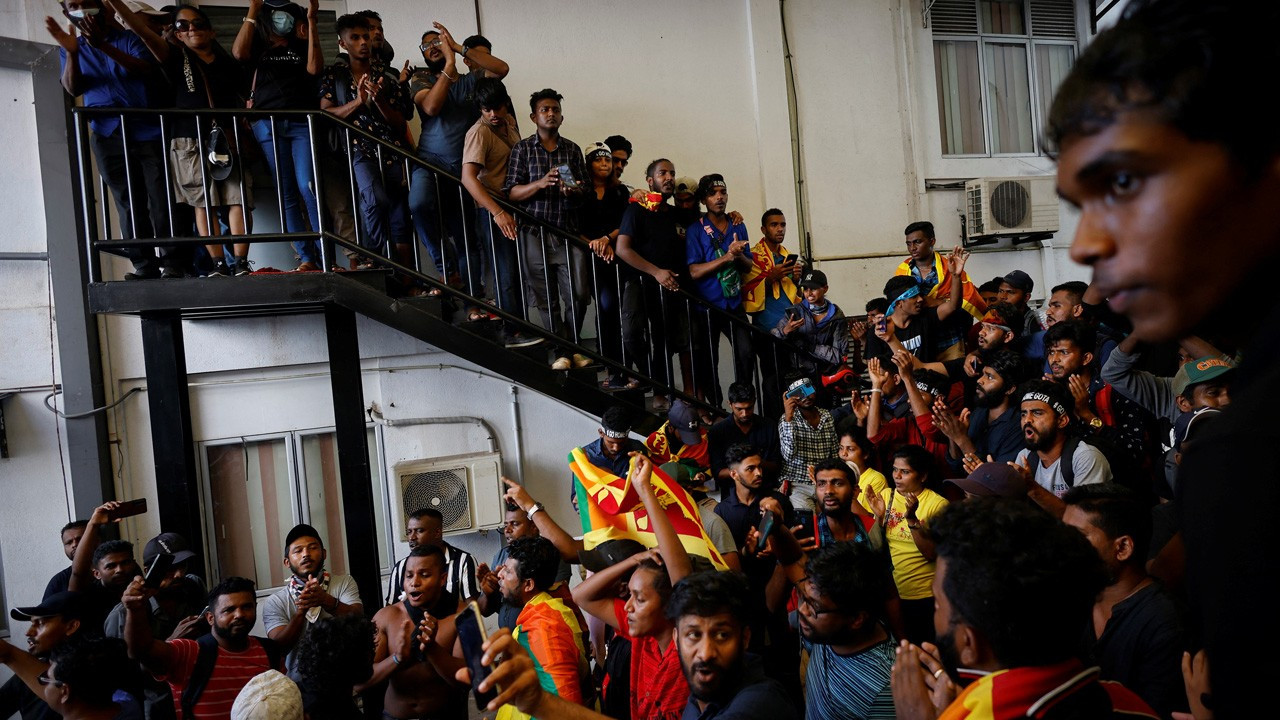 Sri Lanka'da protestolar: Başbakan geçici devlet başkanı seçildi