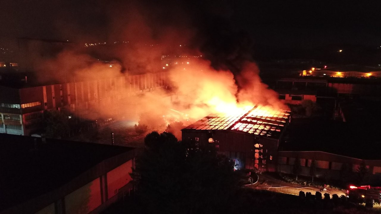Fabrikada patlama sonrası yangın