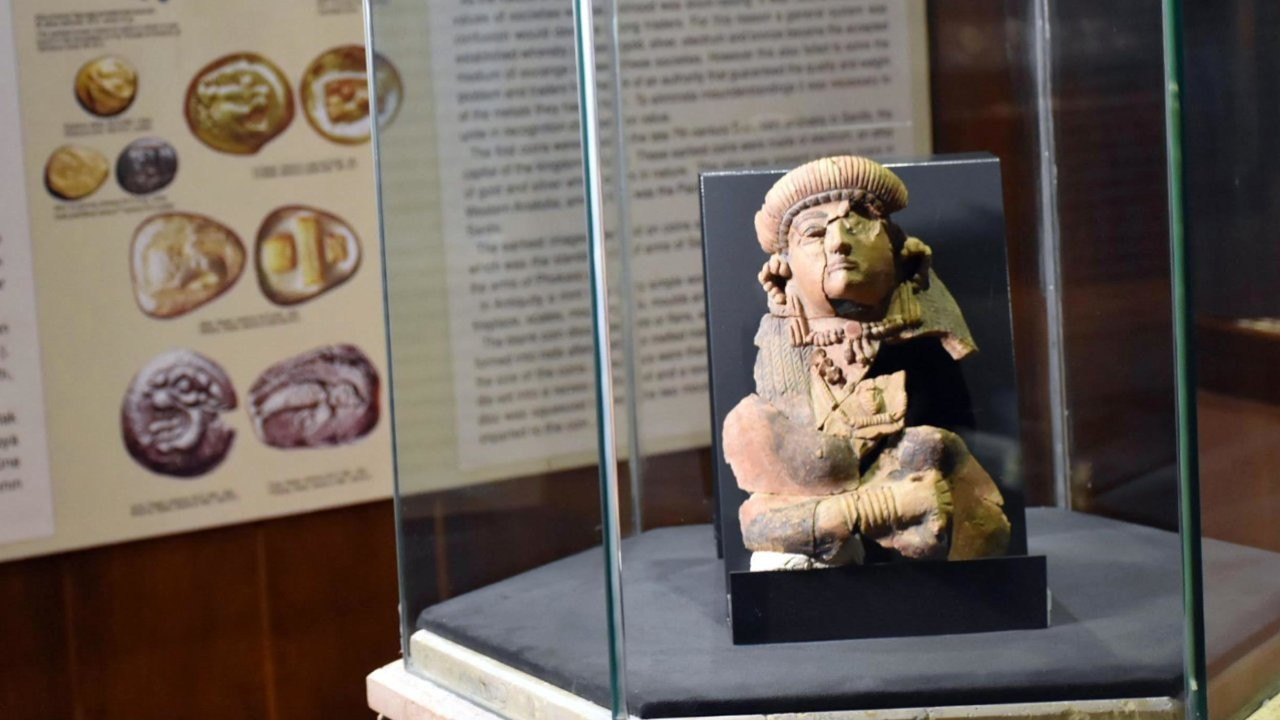 Tanrıça 'Minerva'nın 2 bin 600 yıllık heykel parçaları ilk kez sergilenmeye başladı