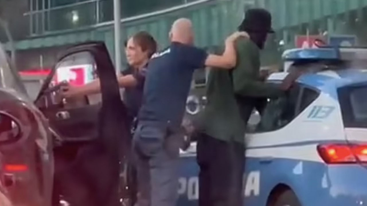 İtalya'da AC Milan takımı oyuncusuna polis müdahalesi