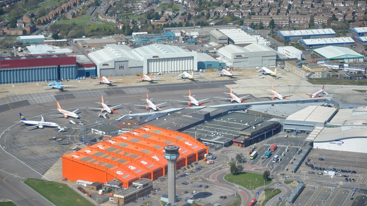 İngiltere'de aşırı sıcaklar Luton Havalimanı pistini tahrip etti