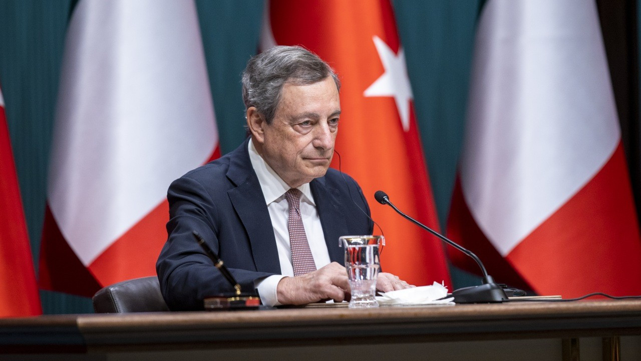 İtalya'da yüzlerce belediye başkanından Draghi'ye 'istifadan vazgeç' çağrısı