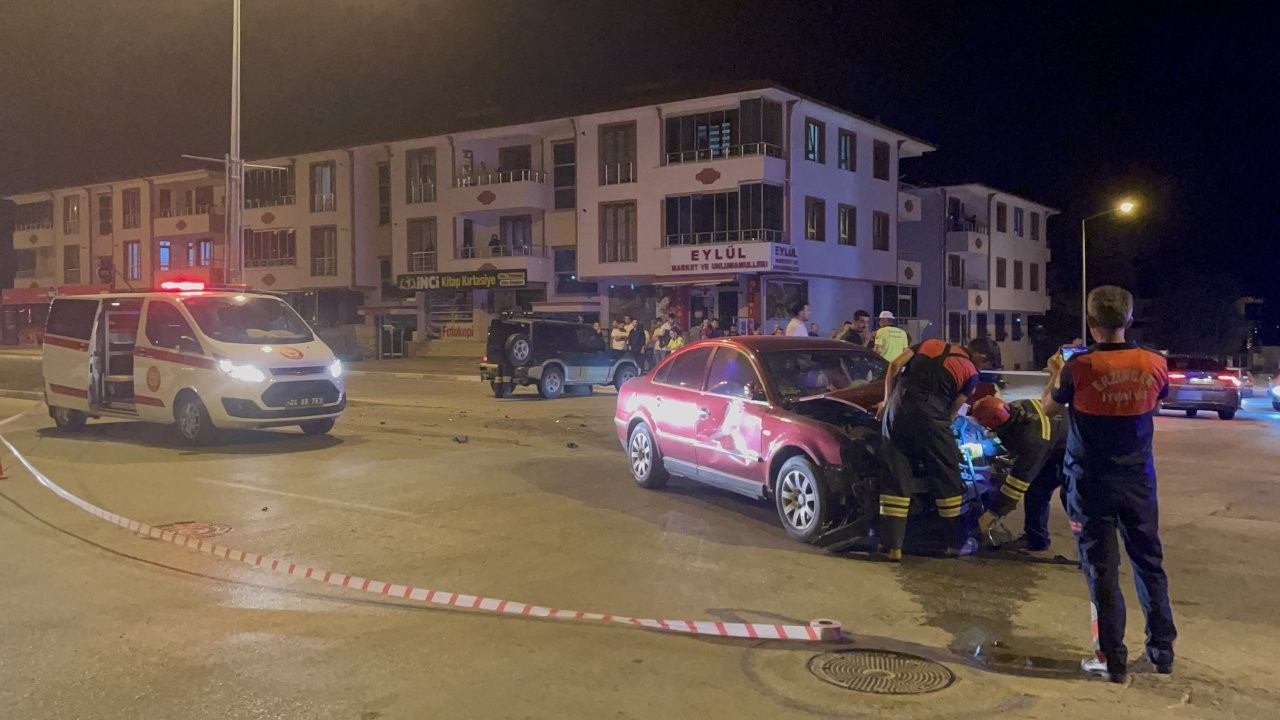 Erzincan'da trafik kazası: 1'i çocuk 4 kişi yaralandı