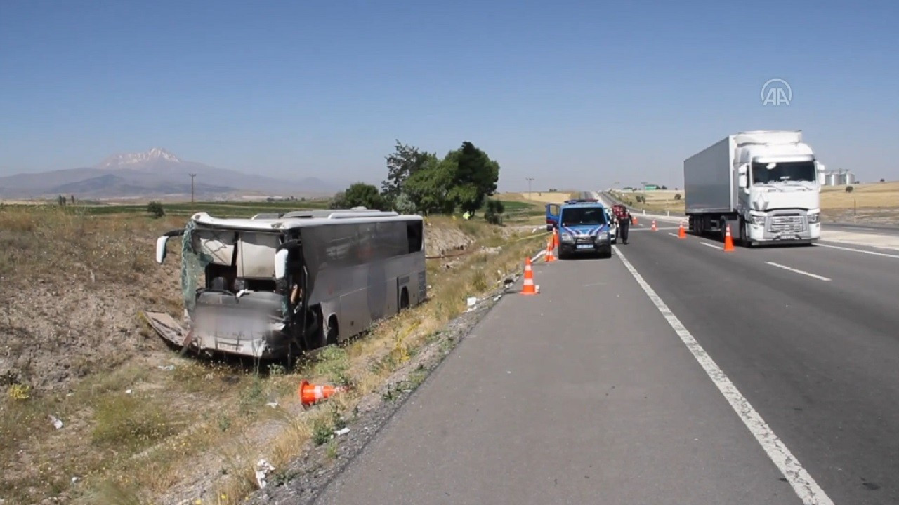 Kayseri'de yolcu otobüsü yoldan çıktı: 12 yaralı