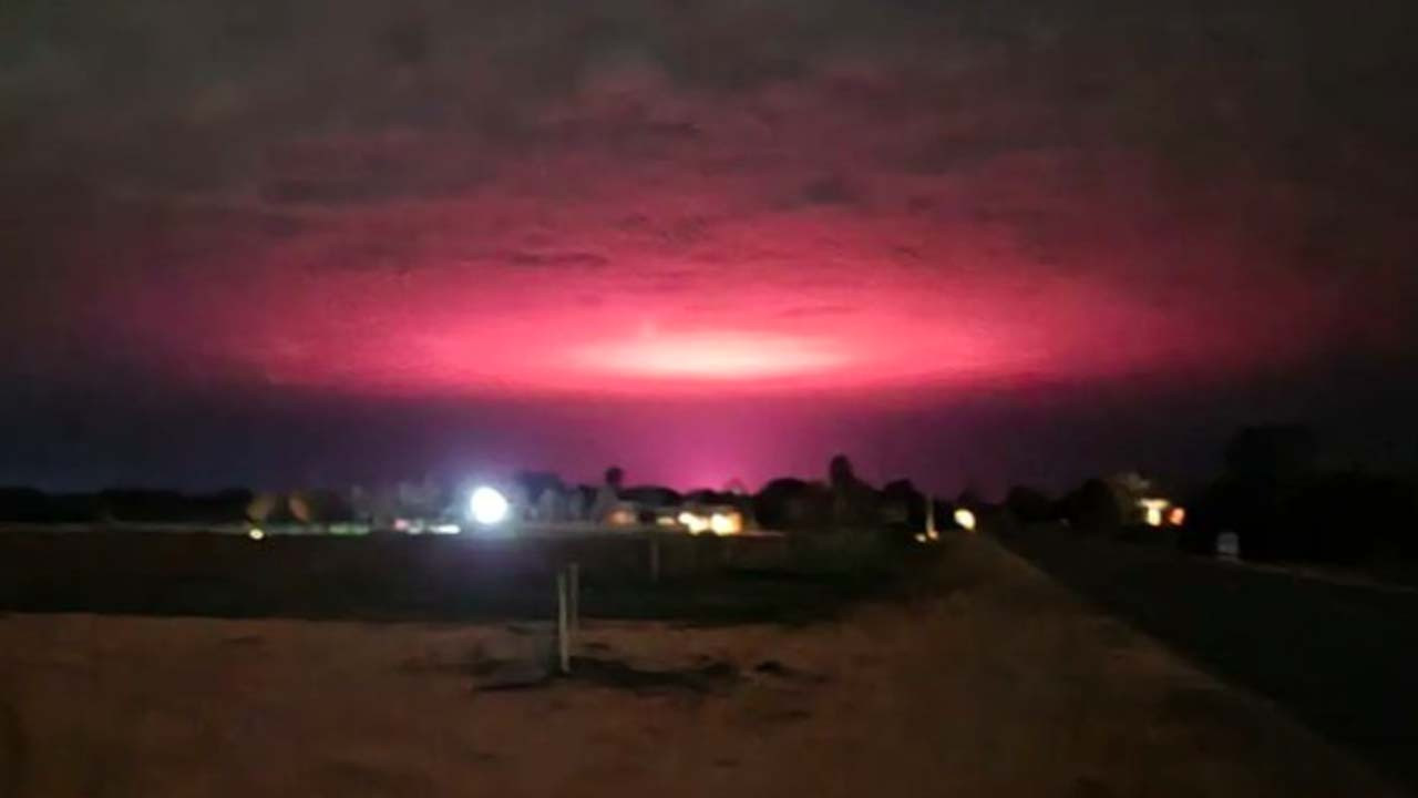 Avustralya'da gökyüzüne yansıyan ışık kenevir tesisinden kaynaklanmış