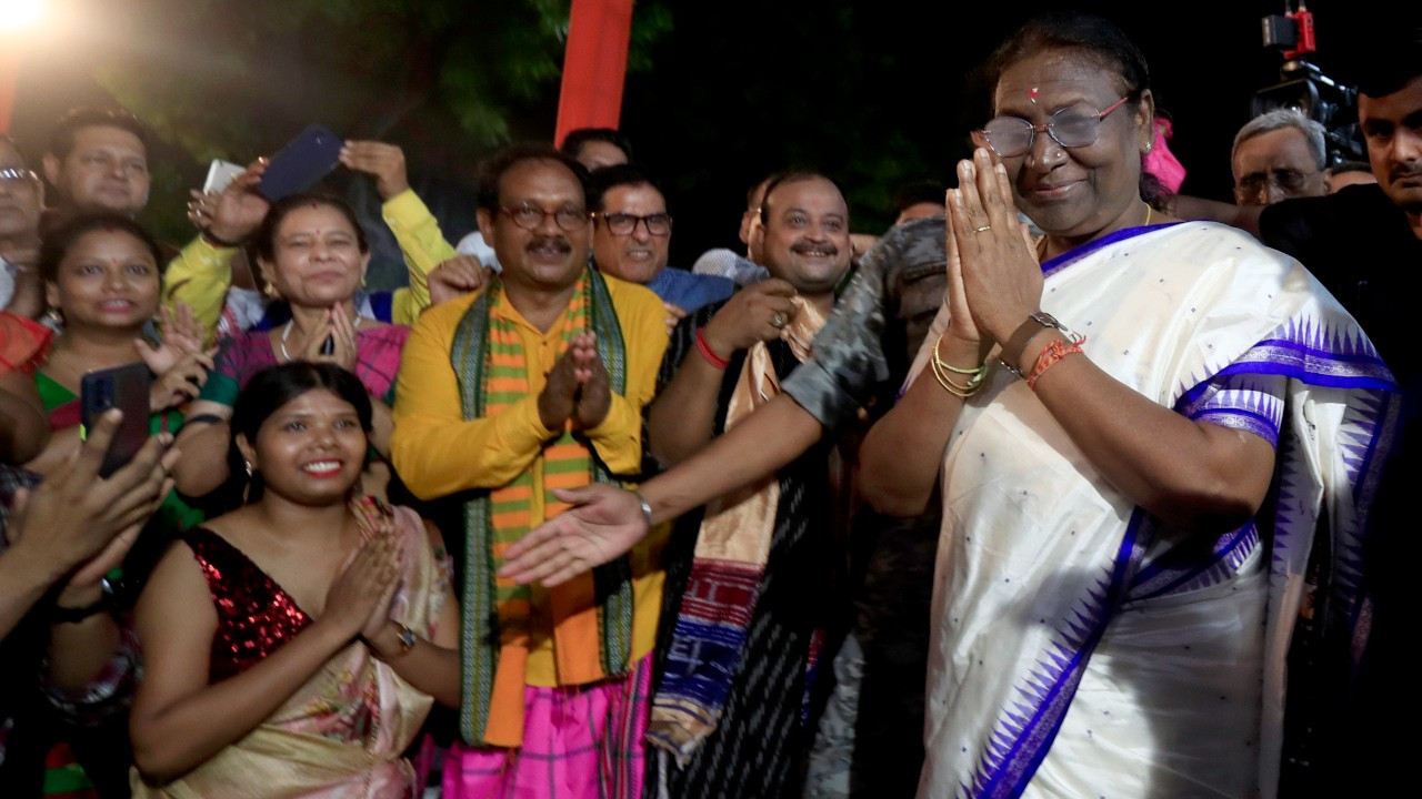 Hindistan 15. cumhurbaşkanını seçti: İlk kabile üyesi, ikinci kadın