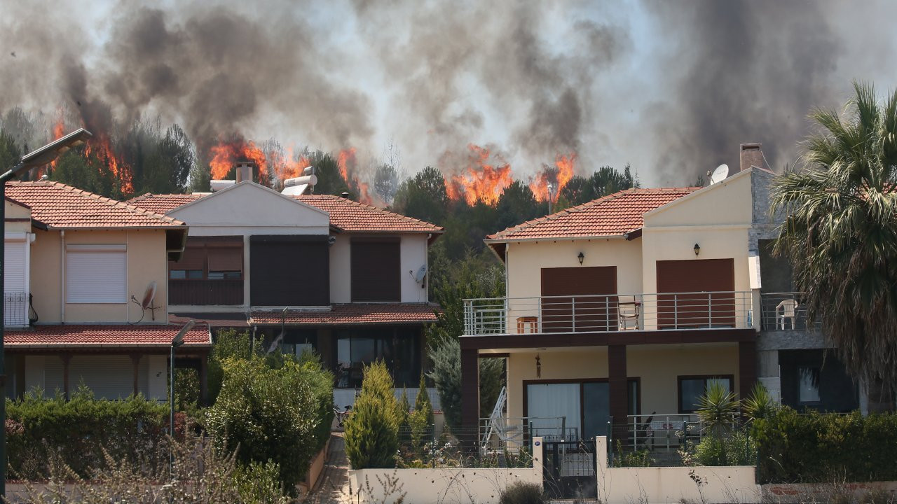 İzmir Seferihisar’daki yangın sahildeki evlere kadar ilerledi