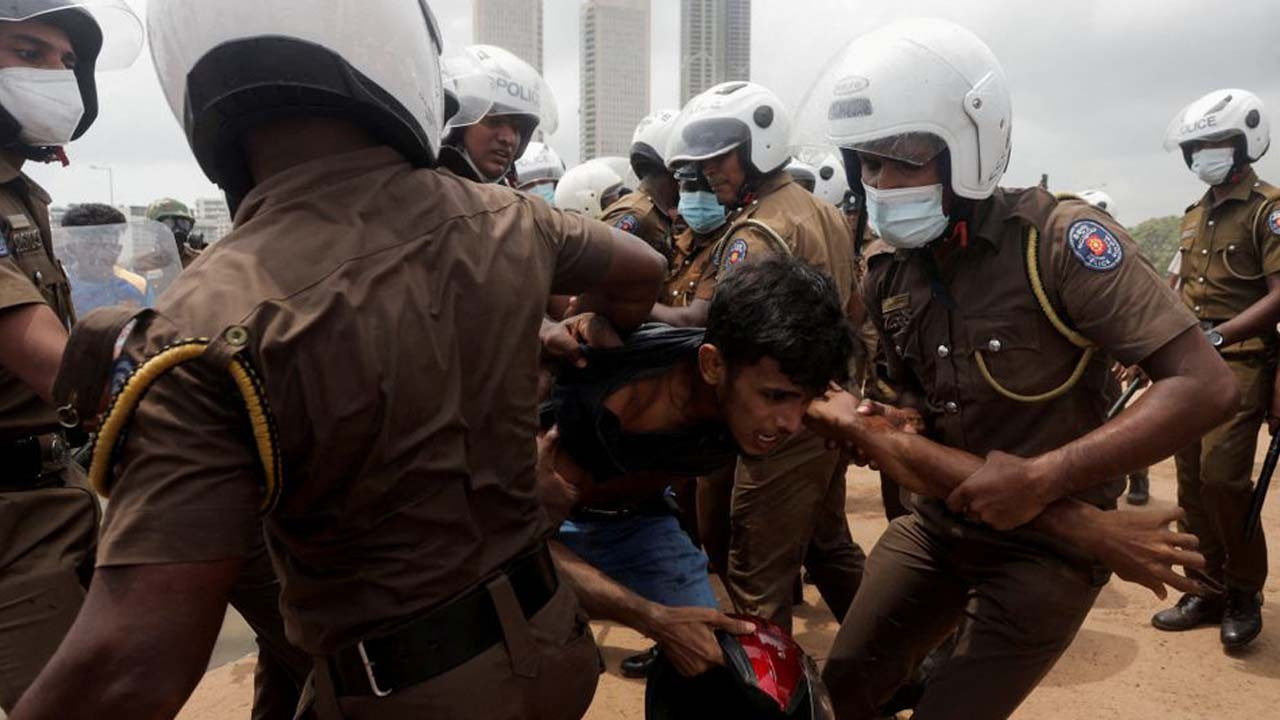 Sri Lanka'da protestocuların kamp alanına polis baskını