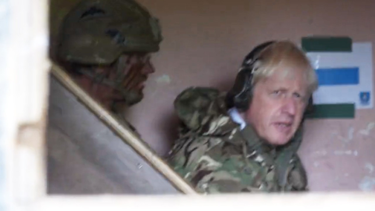 Boris Johnson Ukraynalı askerlerle tatbikata katıldı, el bombası attı