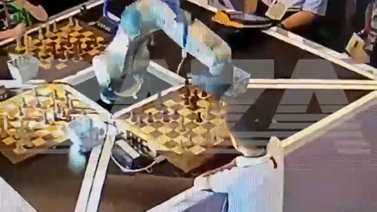 Satranç robotu 7 yaşındaki rakibinin parmağını kırdı