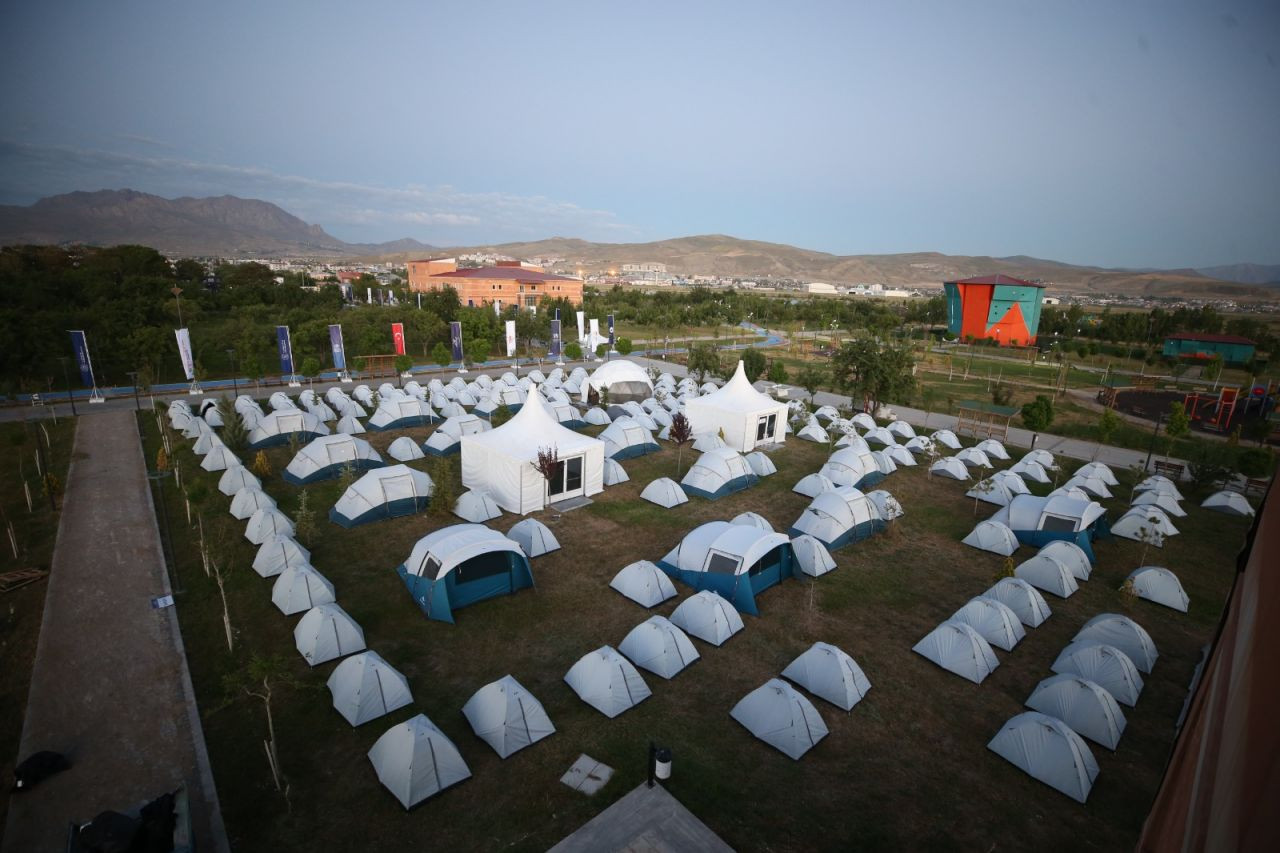 Erzurum’da 10 bin kişi 'aynı yere' baktı:  500 kamp çadırı kurdular - Sayfa 4