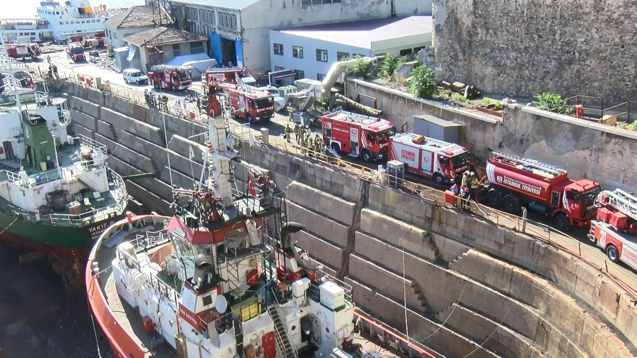 Haliç Tersanesi’nde yakıt tankı tamir edilirken yangın çıktı