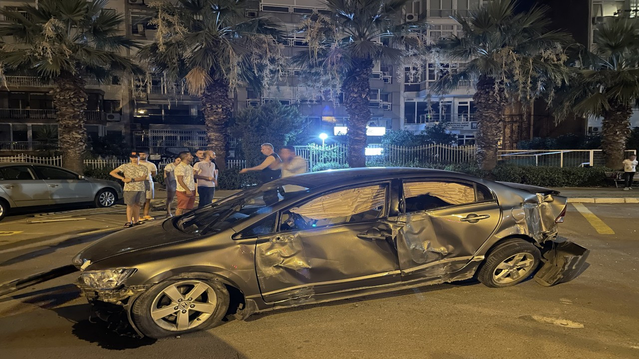 İzmir'de tramvay yolunu aşan otomobil takla attı