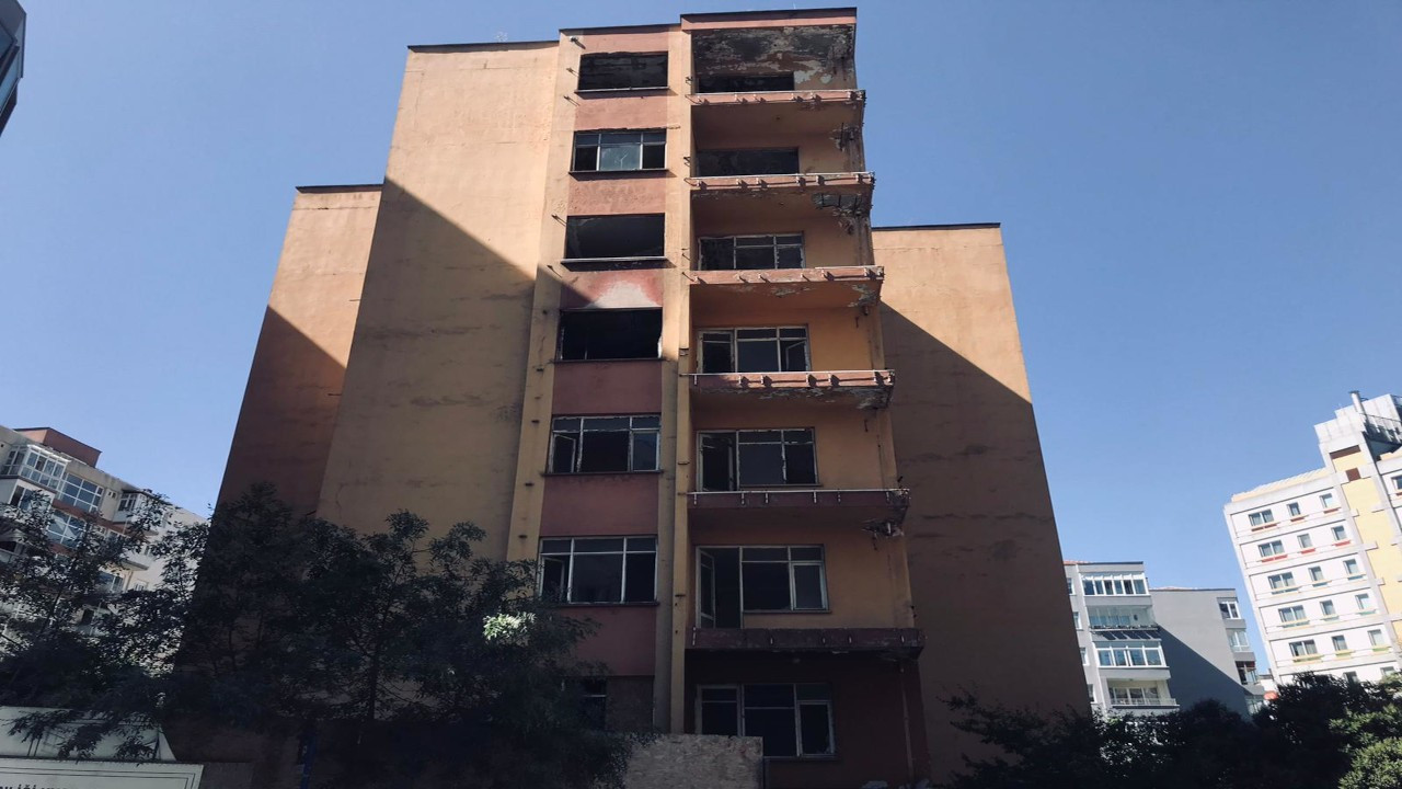 Beşiktaş'taki metruk bina 3 günde bir yanıyor: Söke söke bitiremediler