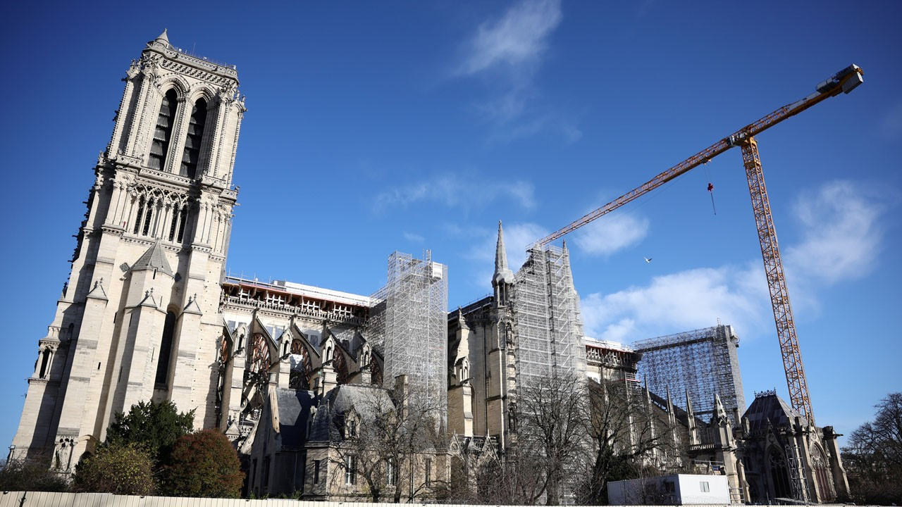 Fransa'nın sembollerinden Notre Dame Katedrali 2024 yılında açılacak