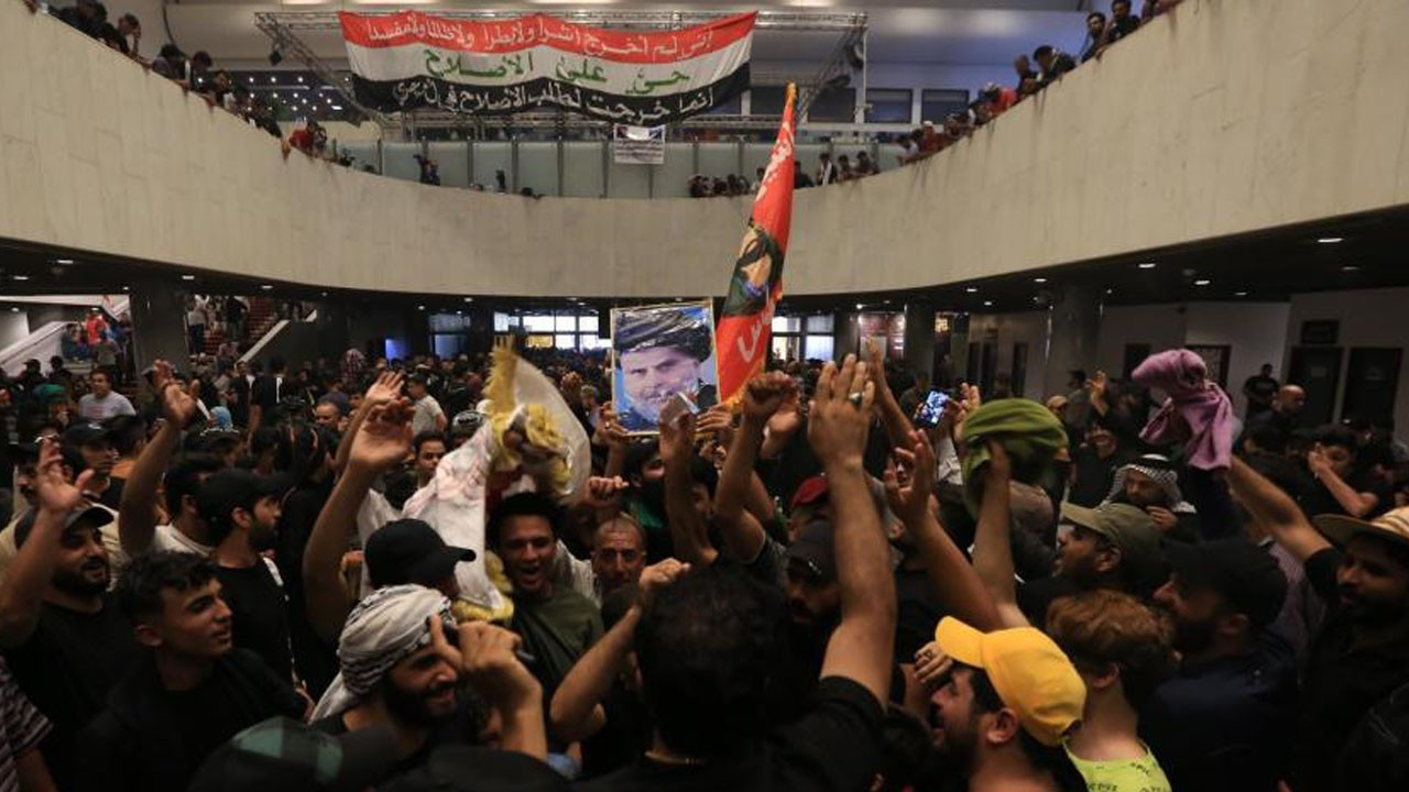 Irak parlamentosunda protestolar: Sadr'dan 'erken seçim' çağrısı