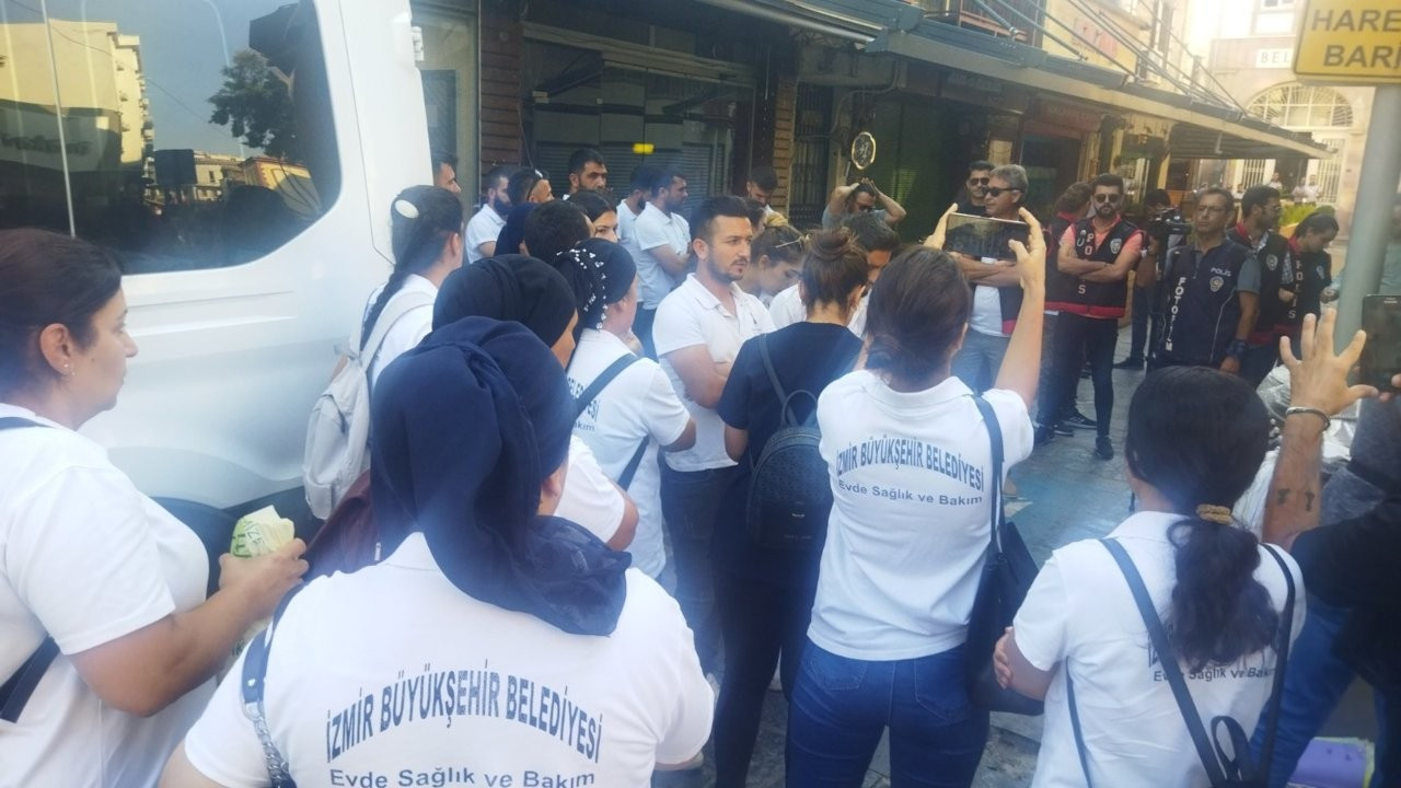 İzmir'de belediye önünde hakkını arayan işçilere polis engeli
