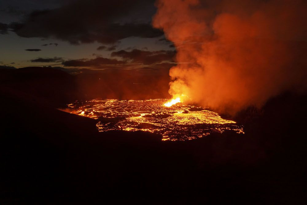 İzlanda'nın güneybatısında yanardağ patladı - Sayfa 1