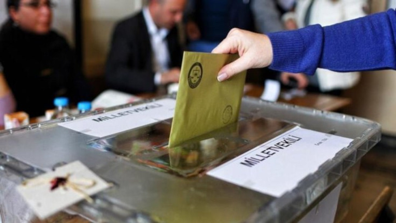Seçim anketi: AK Parti kıl payı, MHP baraj altı