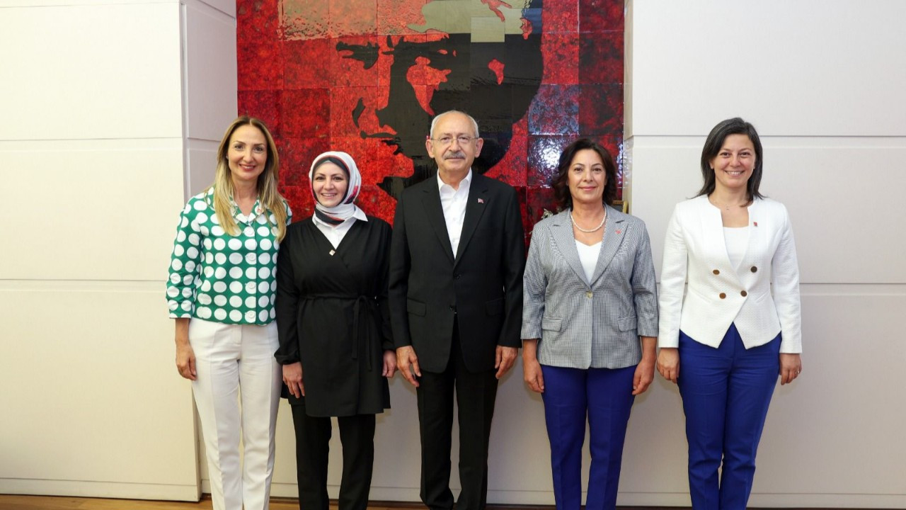 Kemal Kılıçdaroğlu CHP’ye katılan 90 bininci kadın üyeyi rozet taktı