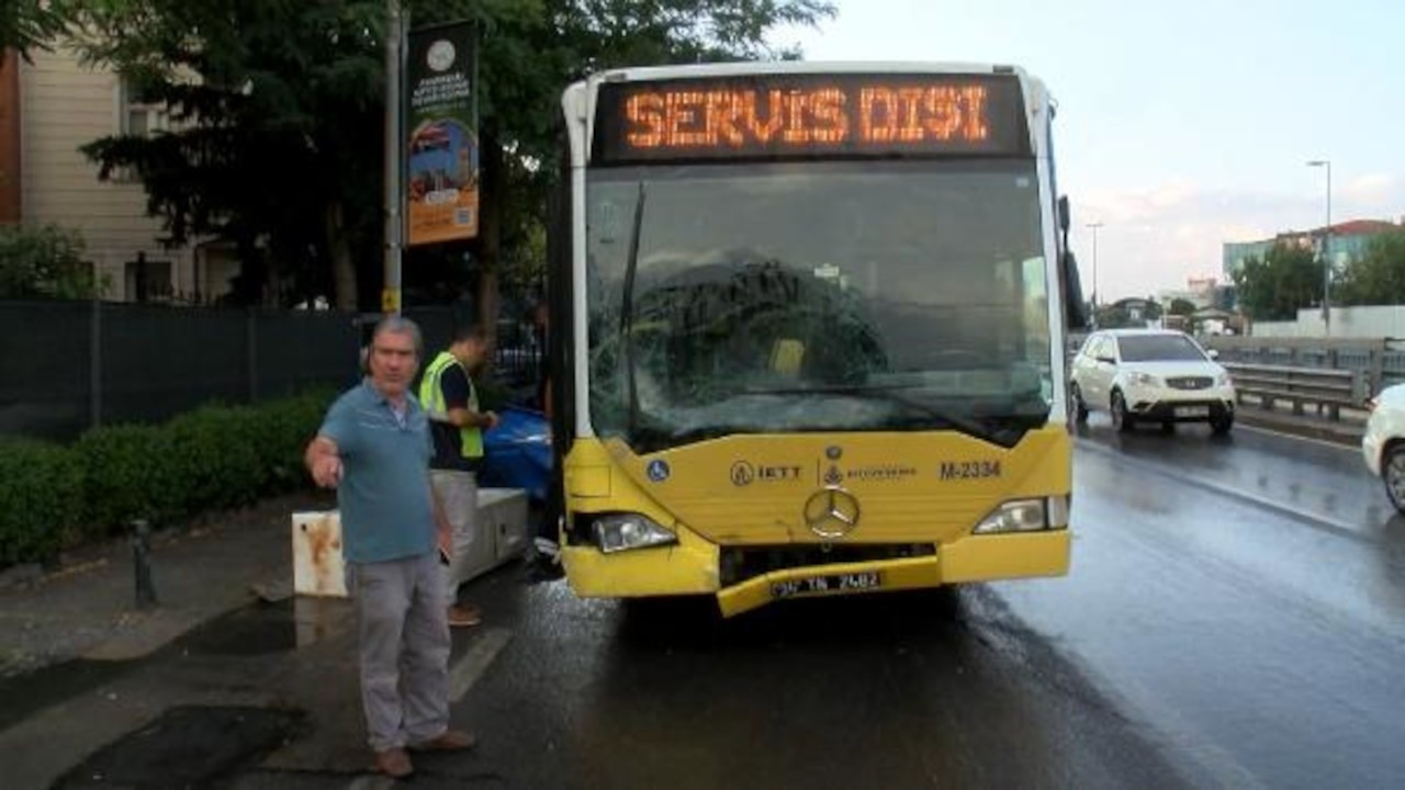 Üsküdar'da İETT otobüsü önce direğe ardından elektrik panosuna çarptı