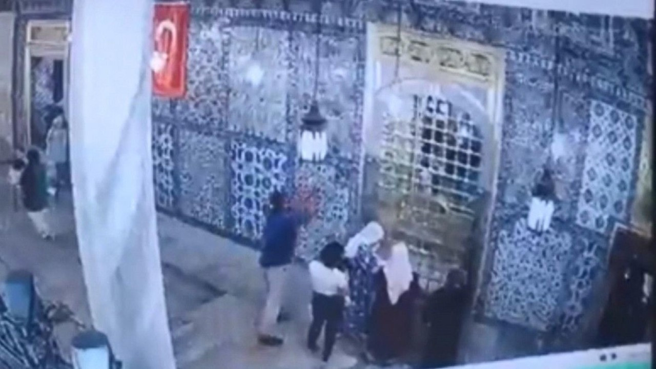 Eyüp Sultan Türbesi'nin çinilerine saldırı anı kamerada