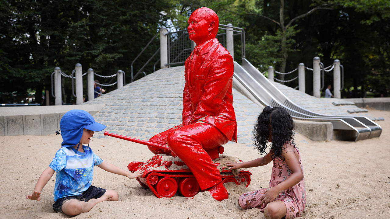 Central Park'a Putin heykeli dikildi