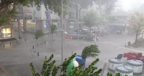 Meteoroloji uyarmıştı: Silivri'de şiddetli yağış etkili oldu - Sayfa 1
