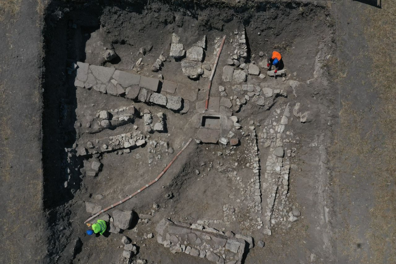 Balıkesir'de İlk Çağ'a ait 2 bin 500 yıllık su şebekesi bulundu - Sayfa 3