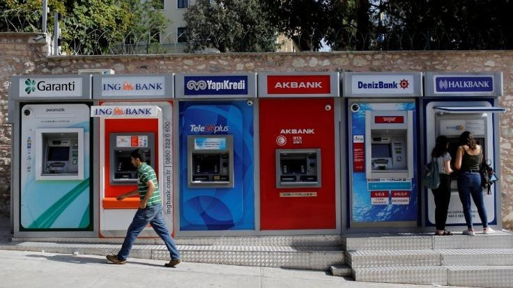 ATM'nin kapasitesi yetmedi: Paralar sokağa saçıldı - Sayfa 1