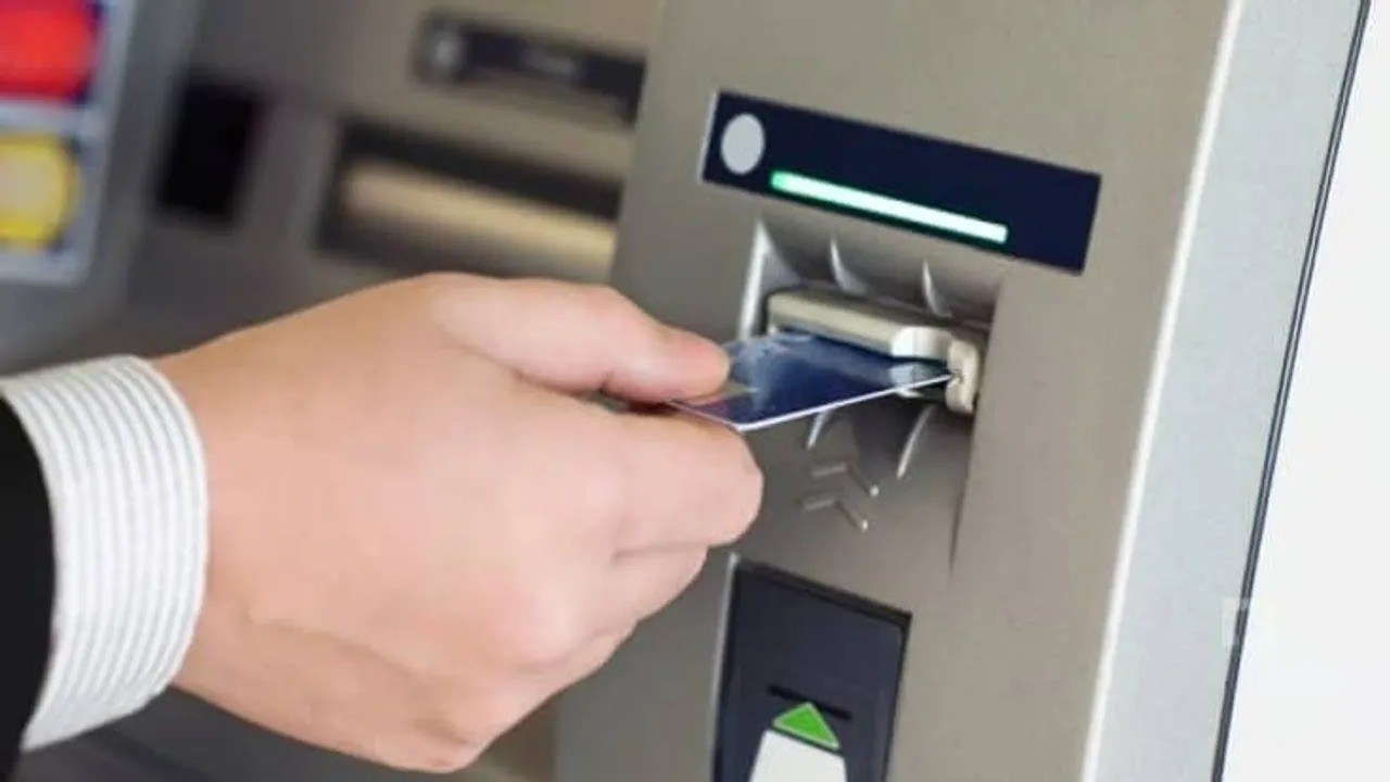ATM'nin kapasitesi yetmedi: Paralar sokağa saçıldı