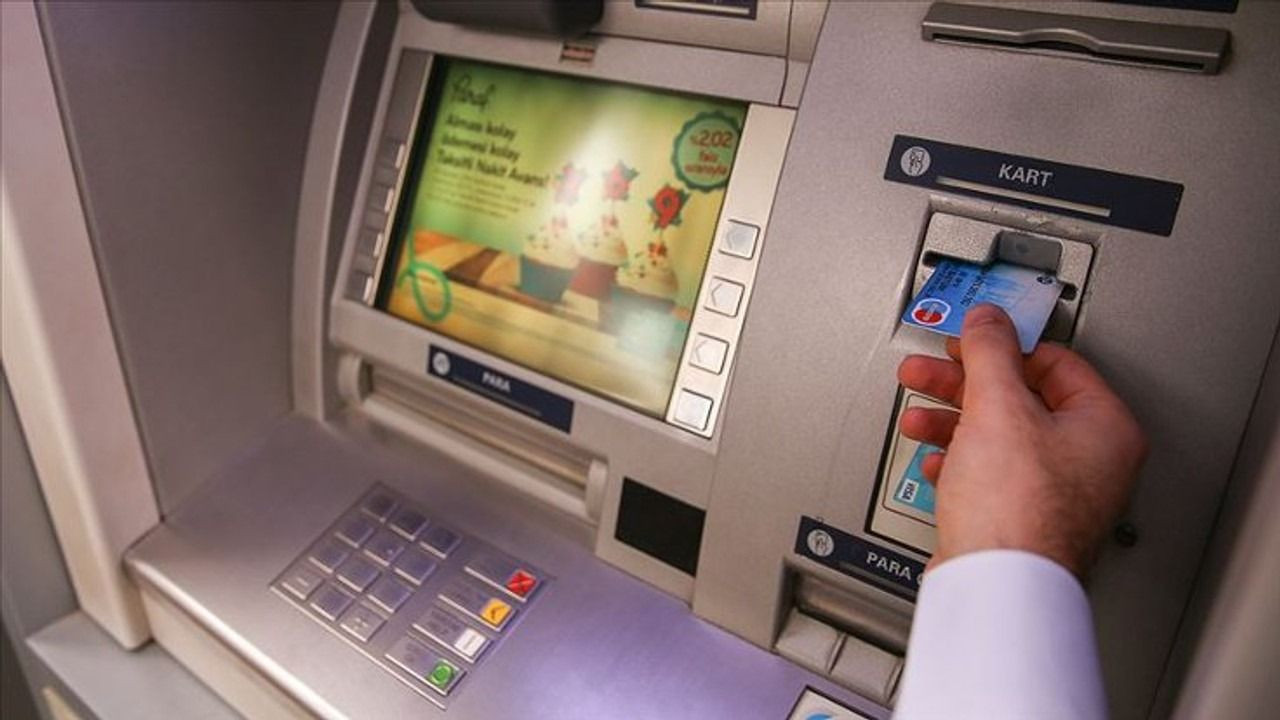 ATM'nin kapasitesi yetmedi: Paralar sokağa saçıldı - Sayfa 4