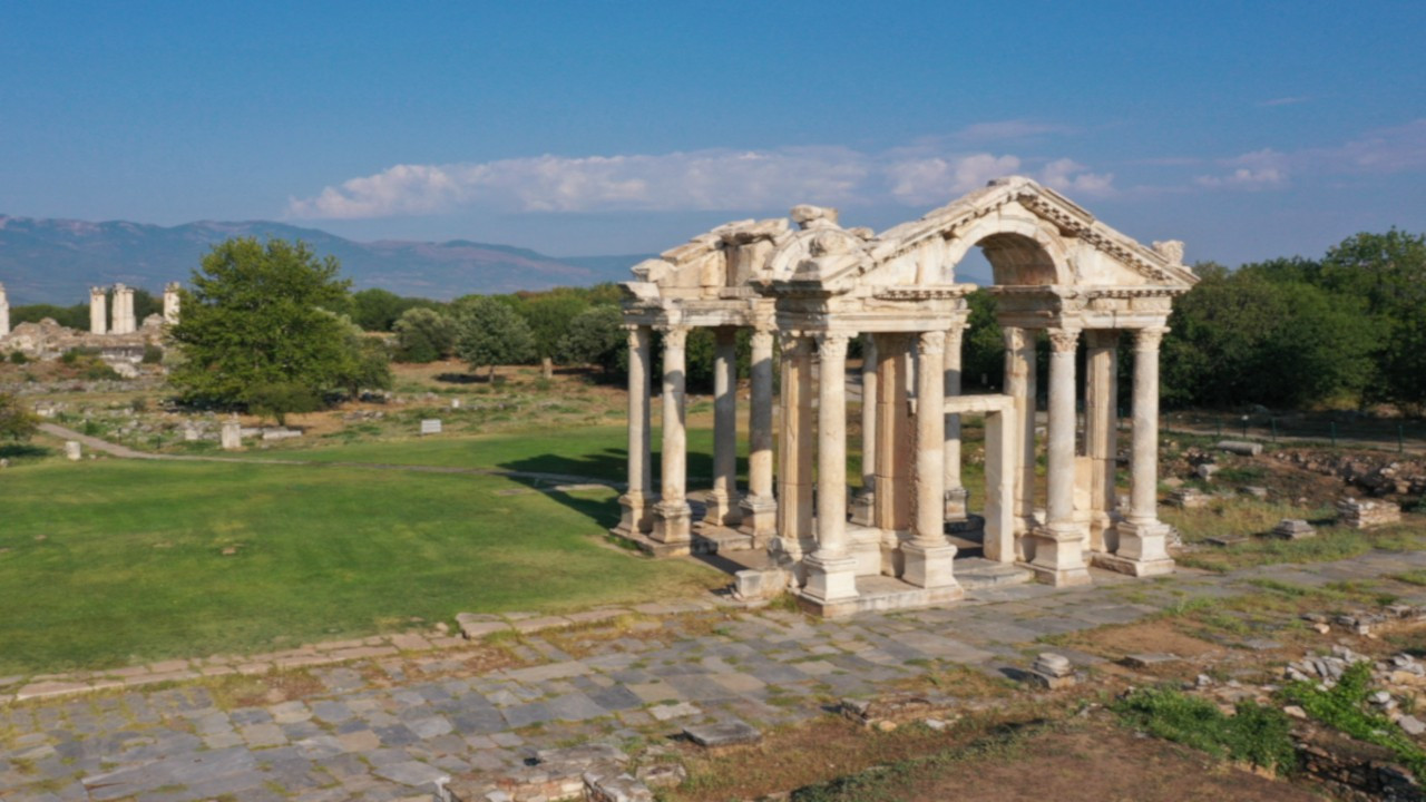 Afrodisias'ın 'gizemli evinde' kazılar 36 yıl sonra yeniden başladı