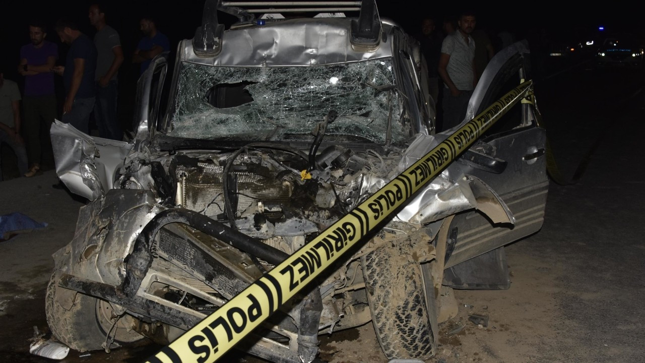 Ehliyetsiz sürücünün kullandığı kamyonet, TIR'a çarptı: 3 ölü