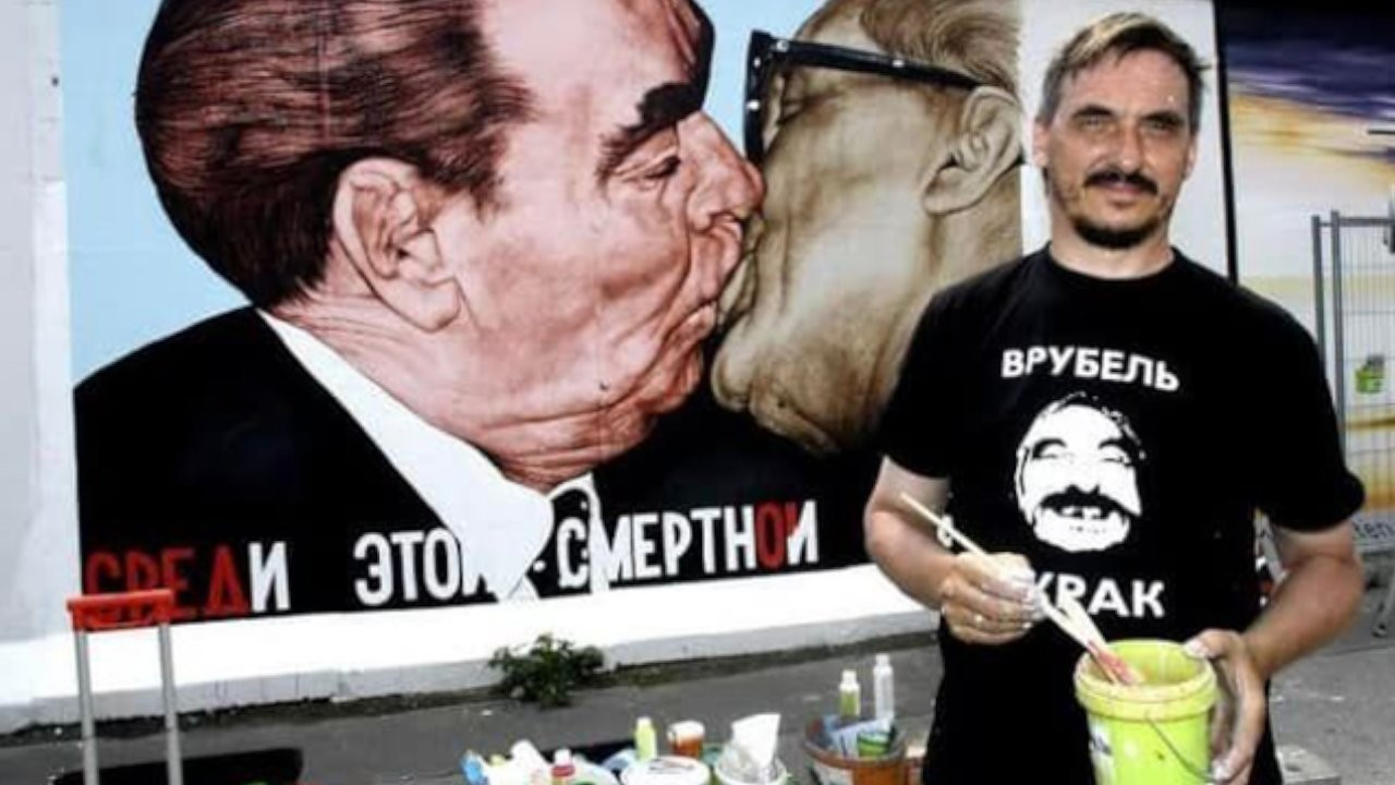 Berlin Duvarı'na 'Kardeşlik Öpücüğü'nü resmeden Dmitry Vrubel hayatını kaybetti