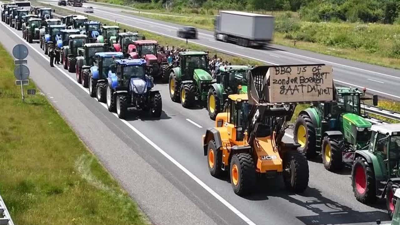 Hollanda'da hükümeti protesto eden yüzlerce çiftçi gözaltında