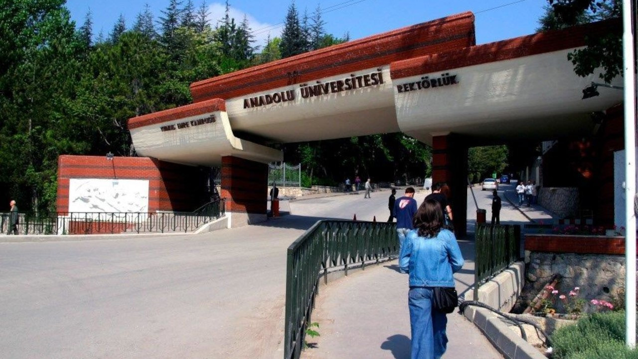 Anadolu Üniversitesi’nde kadın çalışanlara etek boyu 'uyarısı'