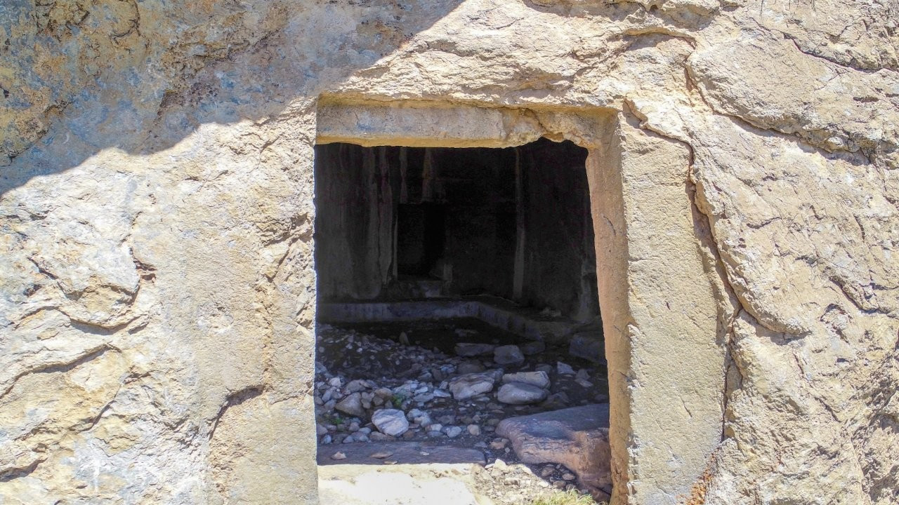 Van'da 2 bin 900 rakımlı dağda Urartulara ait kale kalıntısı bulundu