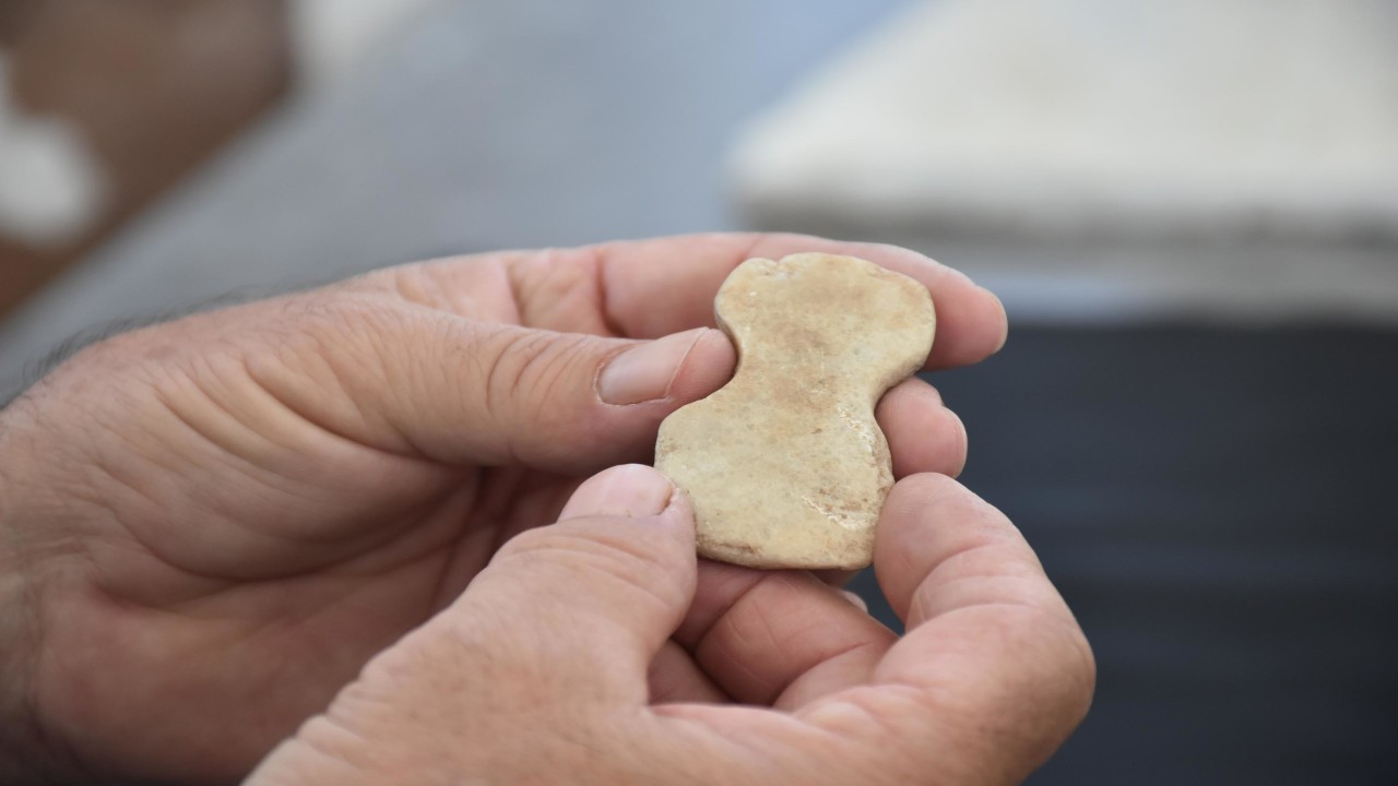 İzmir'de tanrıça haline getirilmiş 5 bin yıllık mermer idol bulundu