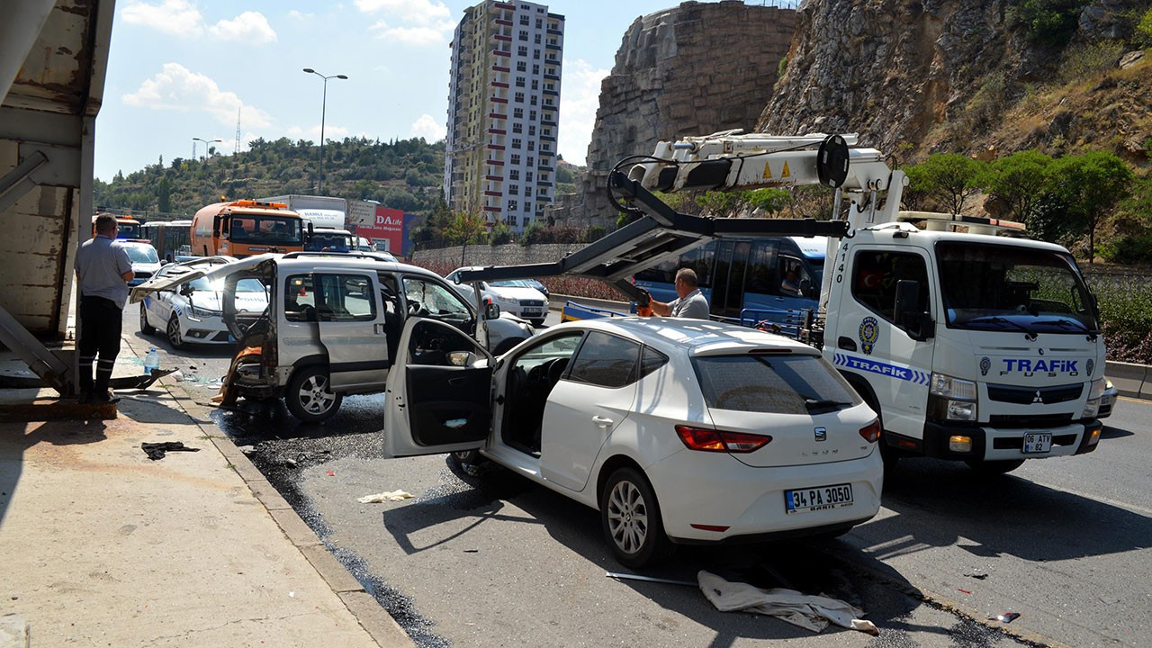 İki araca otomobiliyle çarpıp kaçtı: Bir ölü, 4 yaralı