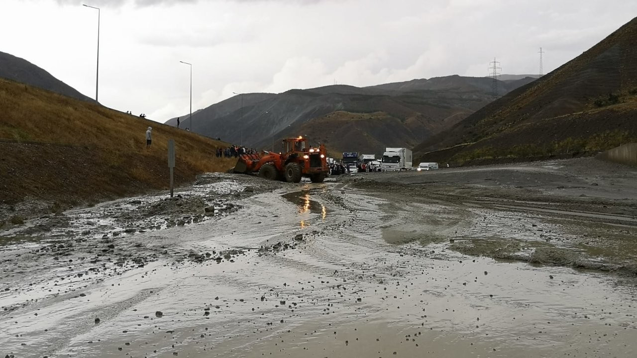 Erzincan-Sivas kara yolu tek şeritli olarak ulaşıma açıldı