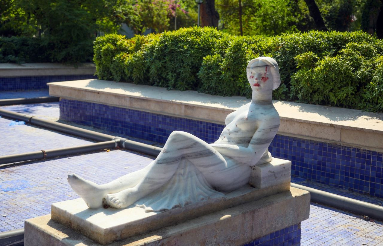 'Havuzda Serinleyen Kadın' heykeline rujlu saldırı - Sayfa 4