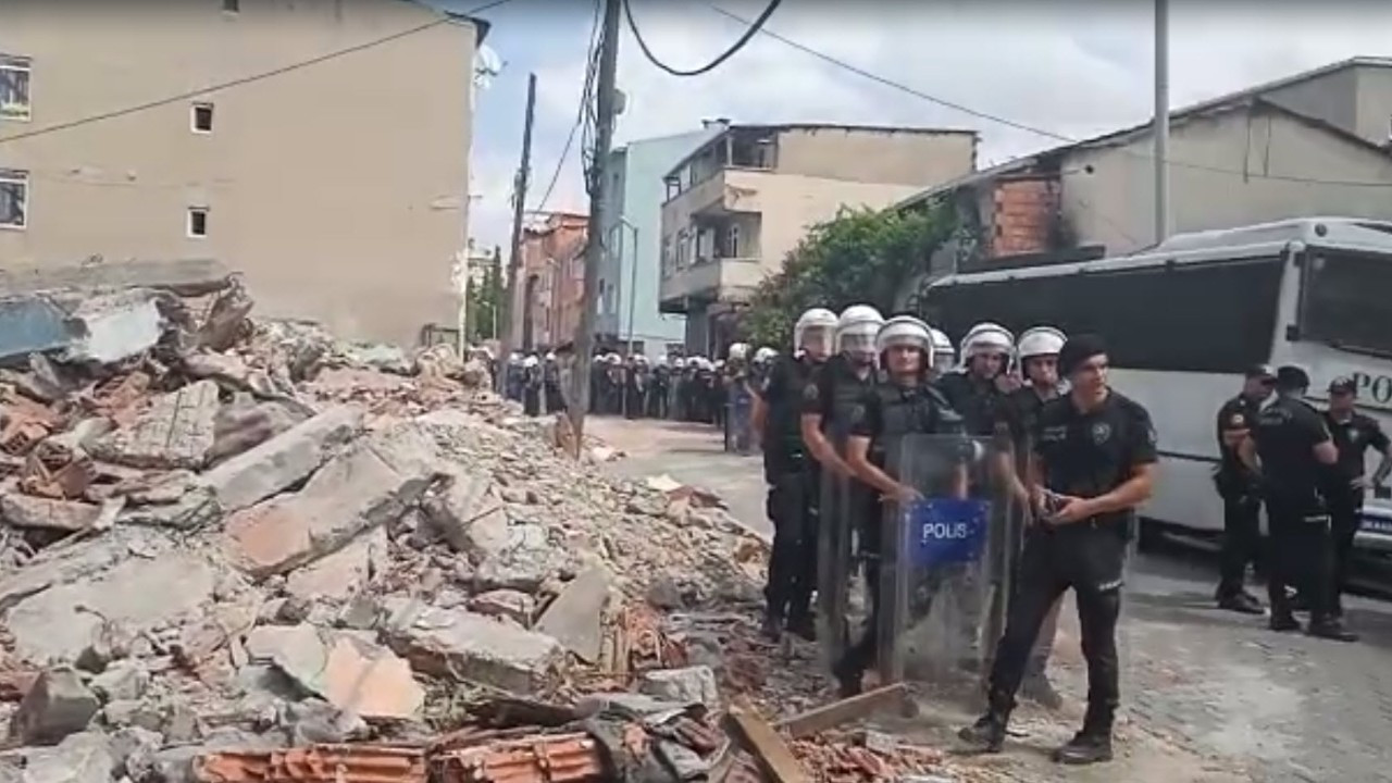 Hacıhüsrev'de evleri basılan mahalleli sokağa atıldı