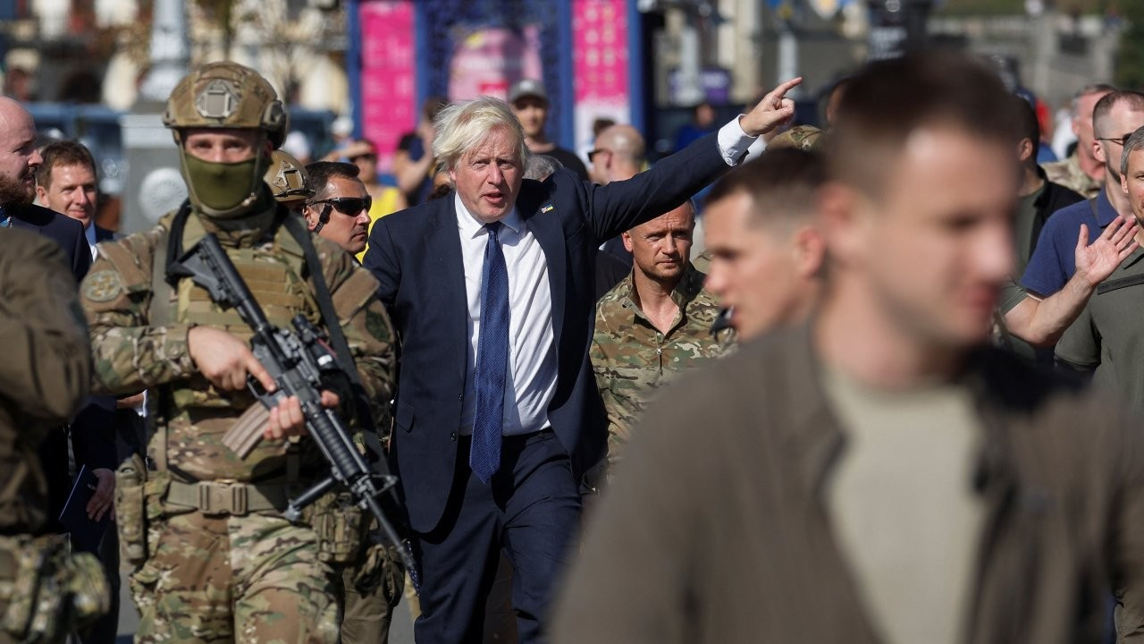 Johnson'dan Kiev'de askeri destek mesajı: Ukrayna savaşı kazanabilir