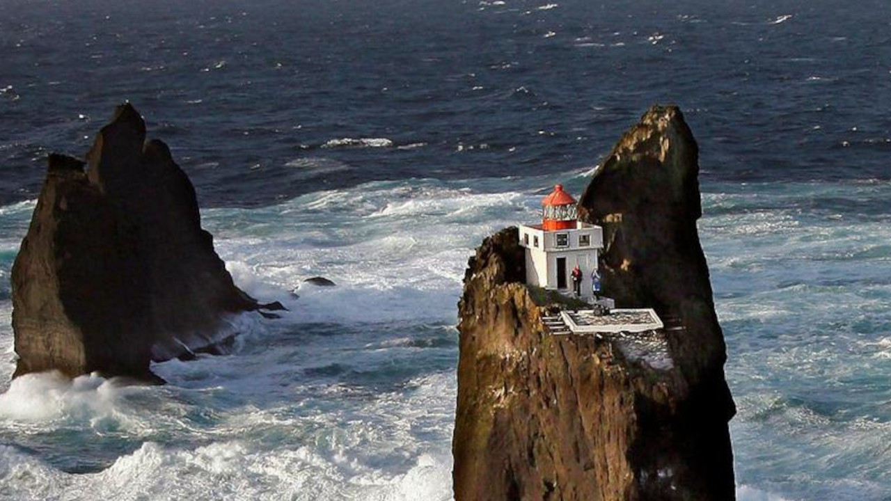 Dünyanın en izole deniz feneri: 80 yıldır yol gösteriyor