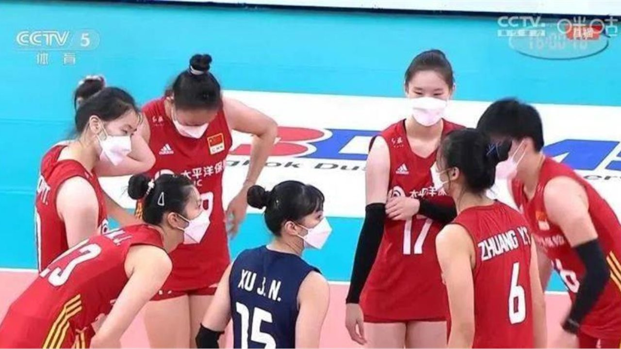 Çinli voleybolcular maçta maske taktı, federasyon özür diledi
