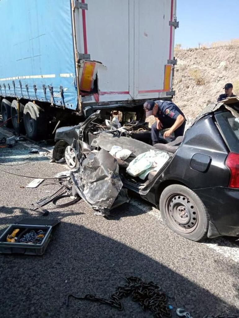 Otomobil emniyet şeridindeki TIR'a çarptı: 4 ölü, 1 yaralı - Sayfa 2