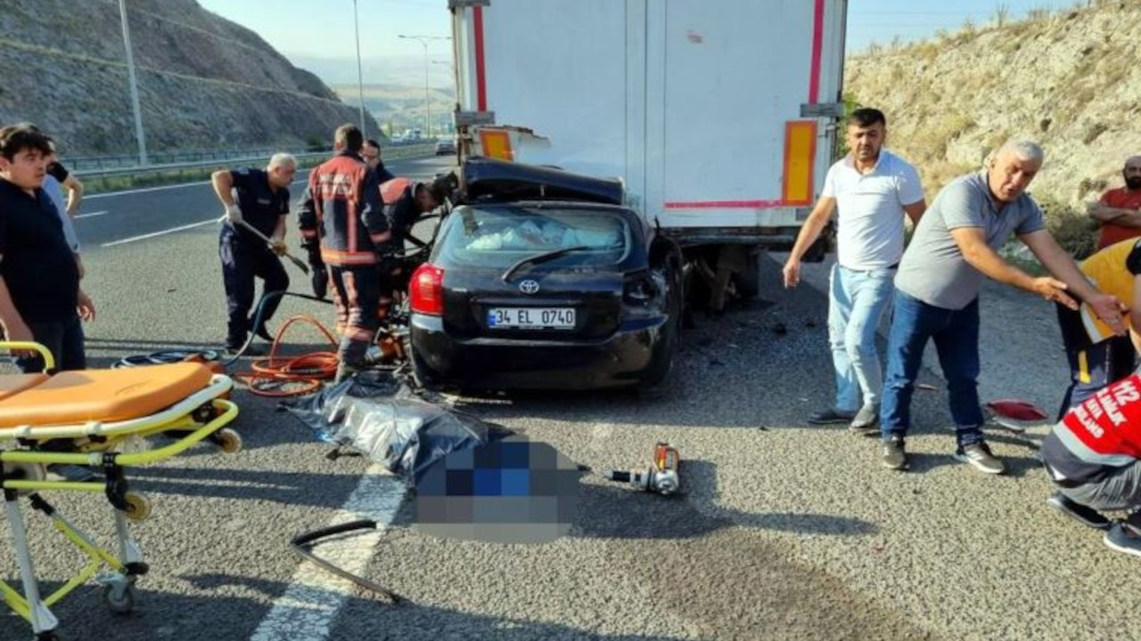 Ankara'da otomobil, emniyet şeridindeki tıra çarptı: 4 ölü, 1 yaralı