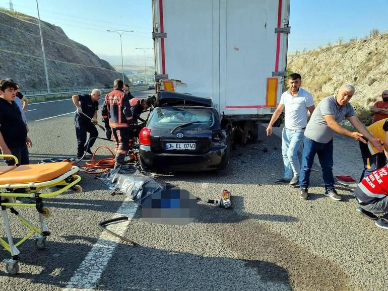 Otomobil emniyet şeridindeki TIR'a çarptı: 4 ölü, 1 yaralı - Sayfa 1