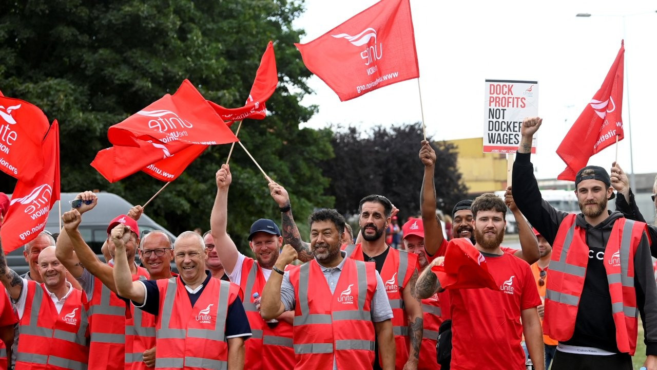 İngiltere'de işçilerin grevi sürüyor: Sendikalar birleşme çağrısı yapıyor